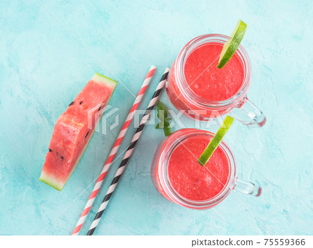 Watermelon smoothie with lime and mint 75559366