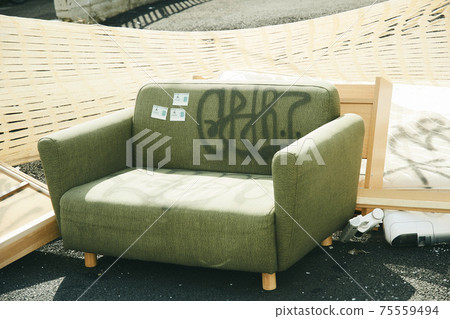 Abandoned sofa 75559494
