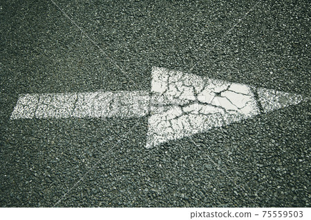 Traffic sign arrow 75559503