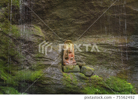 [千葉縣/ Nokogiri山] Jingnoo Ohno的Fudo Myo石像，他在Nokogiri山的Fudo Waterfall瀑布上的濕苔上沐浴。 75562492