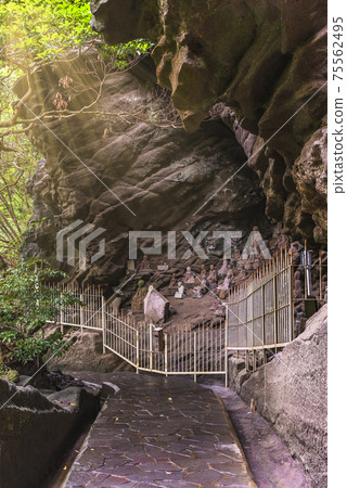 [千葉縣/ Nokogiri山]大野神社（Jingoro Ohno）在Nokogiri山的守護山洞中創造的羅漢石像。 75562495