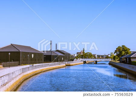 Handa City, Aichi Prefecture, a warehouse town along the Handa Canal in the early morning Handa City, Aichi Prefecture, a warehouse town along the Handa Canal in the early morning 75563029