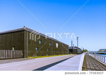 Handa City, Aichi Prefecture, a warehouse town along the Handa Canal in the early morning 75563037