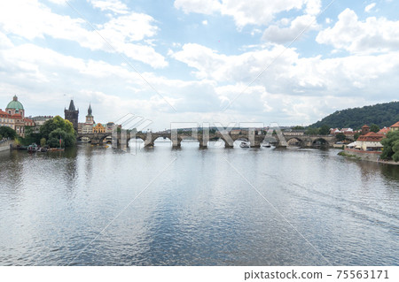 Panoramic view of the Charles Bridge, a medieval stone arch bridge that crosses the Vltava (Moldau) river in Prague, Czech Republic 75563171