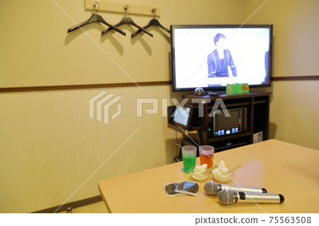 設置消毒的麥克風和麥克風罩並唱歌 設置消毒的麥克風和麥克風罩並唱歌 75563508