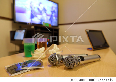 設置消毒的麥克風和麥克風罩並唱歌 設置消毒的麥克風和麥克風罩並唱歌 75563510