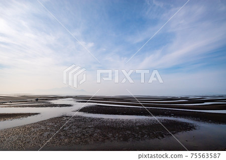 Sunset dyed on the Moshirai coast at dusk 75563587