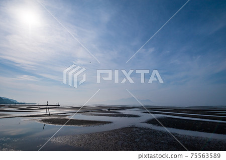 Sunset dyed on the Moshirai coast at dusk 75563589