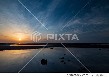 日落在御手洗海岸染上黃昏 日落在御手洗海岸染上黃昏 75563608