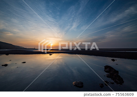 Sunset dyed on the Moshirai coast at dusk 75563609