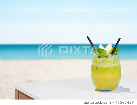 cocktail on the beach 75565457