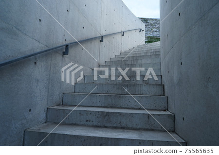 降低飽和度的建築物照片（樓梯） 75565635