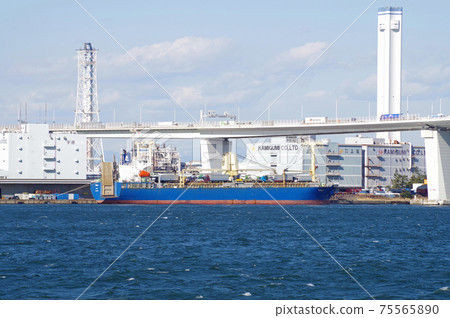 在橫濱岸邊處理貨物的貨船的風景 75565890