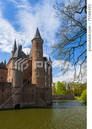 Castle Kasteel Heeswijk in Netherlands 75566303