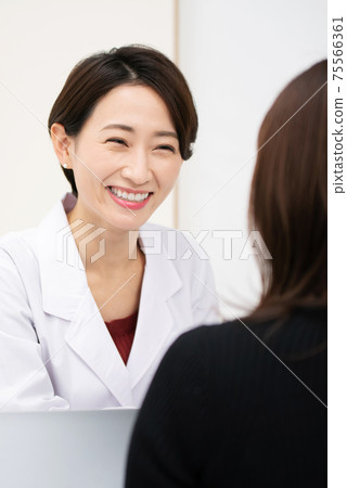 醫學圖像面對面的醫生和患者美容 75566361