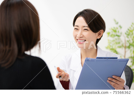 醫學圖像面對面的醫生和患者美容 75566362