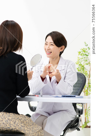 醫學圖像面對面的醫生和患者美容 75566364