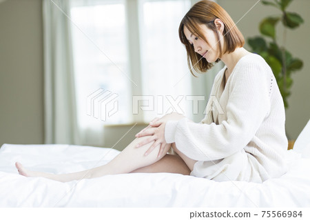 A young woman who massages his legs A young woman who massages his legs 75566984