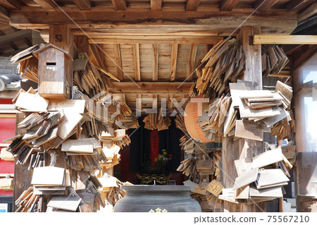 Akakabe Goganji(也稱為Akakabeji),由Kuroda Kanbei在中津開業,也曾受到福澤幸吉(Yukiichi Fukuzawa)的訪問。 Akakabe Goganji(也稱為Akakabeji),由Kuroda Kanbei在中津開業,也曾受到福澤幸吉(Yukiichi Fukuzawa)的訪問。 75567210