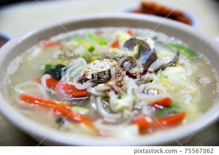用蛤dough，胡蘿蔔和蔬菜製成的卡爾古克麵條，用麵粉麵團製成，韓國傳統食品 75567862
