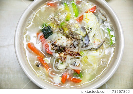 用蛤dough，胡蘿蔔和蔬菜製成的卡爾古克麵條，用麵粉麵團製成，韓國傳統食品 75567863