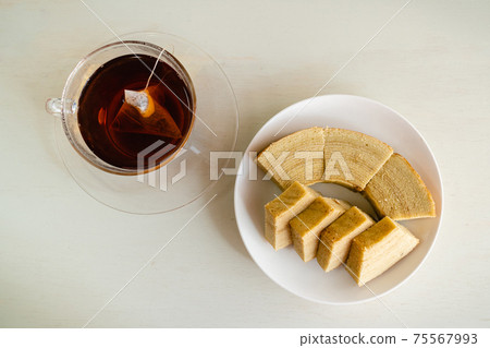 Baumkuchen and black tea Baumkuchen and black tea 75567993