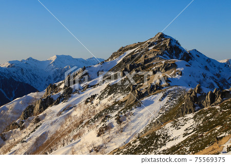 椿山在日落時北阿爾卑斯山 75569375