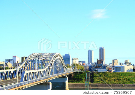 岐阜市長良河上的忠實大橋和岐阜站前的摩天大樓的風景 岐阜市長良河上的忠實大橋和岐阜站前的摩天大樓的風景 75569507