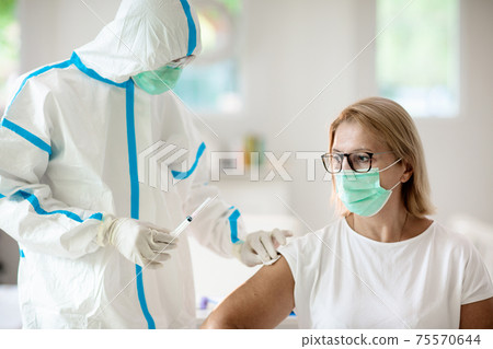 Coronavirus vaccine. Covid-19 vaccination. 75570644