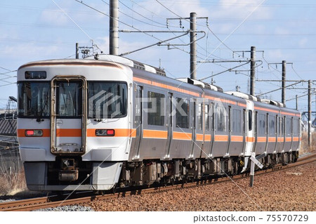 關西本線行駛的Kiha 25柴油車 75570729