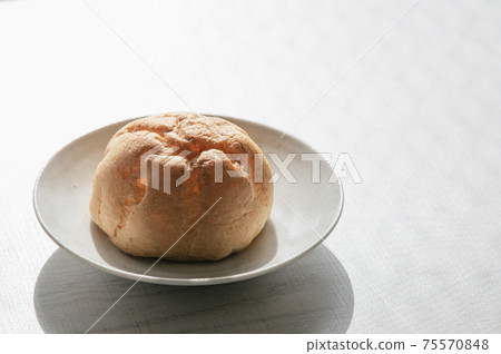 Cream puff 75570848