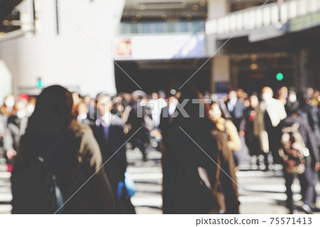 Blurred image of people walking on street 75571413
