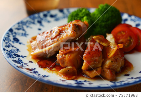 Chicken garlic steak 75571968