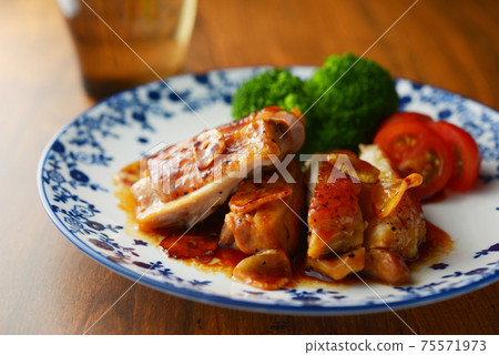 Chicken garlic steak Chicken garlic steak 75571973