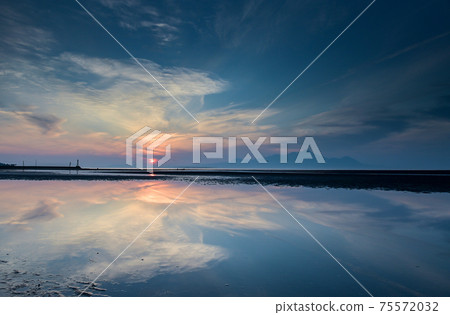 Sunset dyed on the Moshirai coast at dusk 75572032