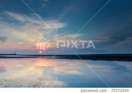 Sunset dyed on the Moshirai coast at dusk 75572034