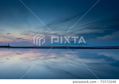 Sunset dyed on the Moshirai coast at dusk 75572046