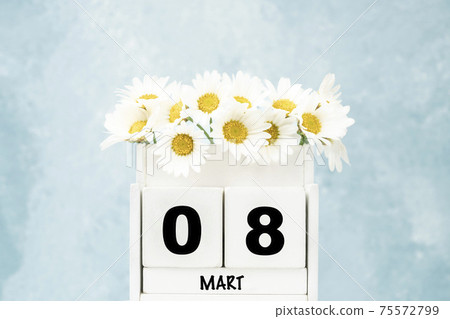 cube calendar for March in Turkish with daisy flowers over blue with copy space cube calendar for March in Turkish with daisy flowers over blue with copy space 75572799