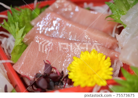 Assorted sashimi (medium fatty tuna) 75573675