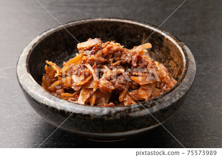 煮熟的牛肉和牛蒡 75573989