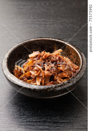 煮熟的牛肉和牛蒡 煮熟的牛肉和牛蒡 75573992