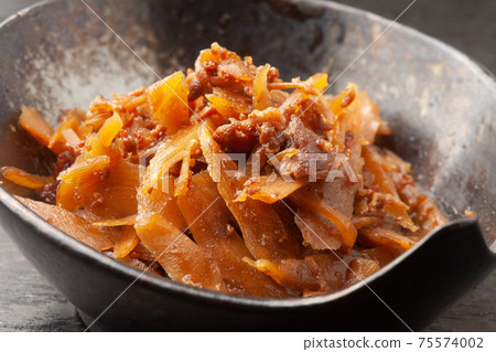 煮熟的牛肉和牛蒡 75574002