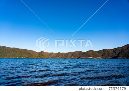 本栖湖秋季自然戶外風光觀光旅行山梨縣釣魚蠅蠅釣魚捕魚設備 本栖湖秋季自然戶外風光觀光旅行山梨縣釣魚蠅蠅釣魚捕魚設備 75574579