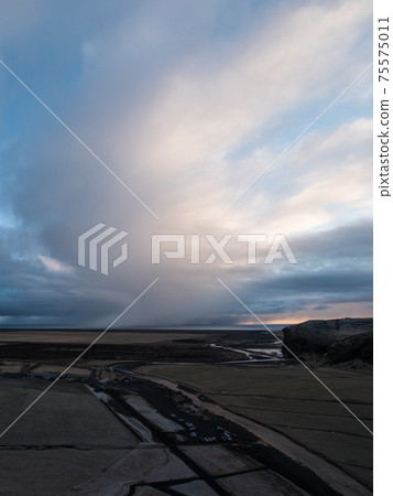 從Skogafoss瀑布看的日落和海在冬天在斯堪的那維亞冰島 從Skogafoss瀑布看的日落和海在冬天在斯堪的那維亞冰島 75575011