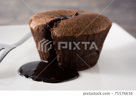 Coulant chocolate cake on wooden table Coulant chocolate cake on wooden table 75576636