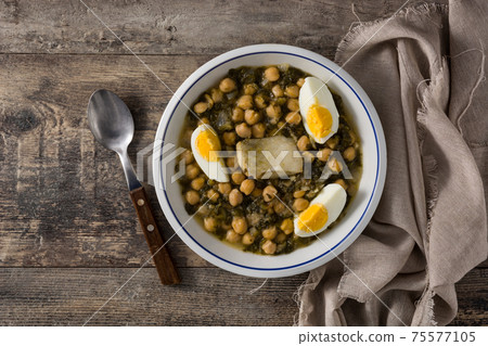 Chickpea stew with spinach and cod Chickpea stew with spinach and cod 75577105
