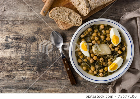 Chickpea stew with spinach and cod 75577106