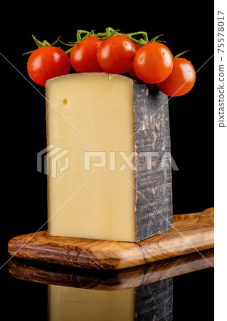 Delicious traditional Swiss melted raclette cheese with vegetables. 75578017