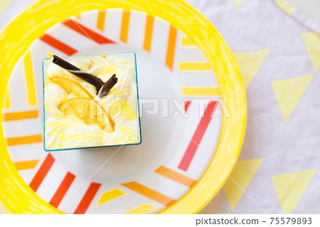 dessert on a plate 75579893