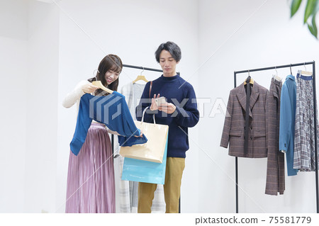 Couple shopping 75581779